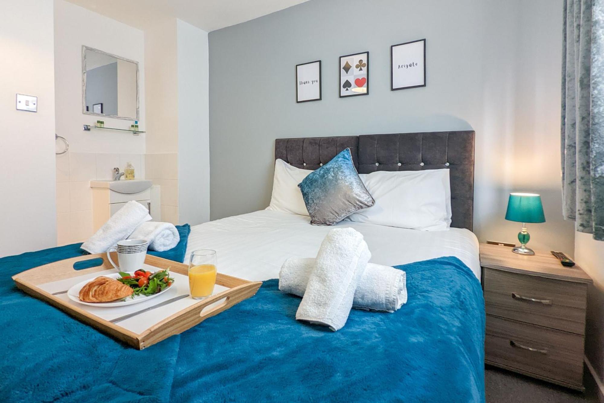 5-Bedroom Contractor House With 10 Beds Free Parking And Free Wifi - Outfield Homes By Your Lettings Short Lets & Serviced Accommodation بيتربرو المظهر الخارجي الصورة