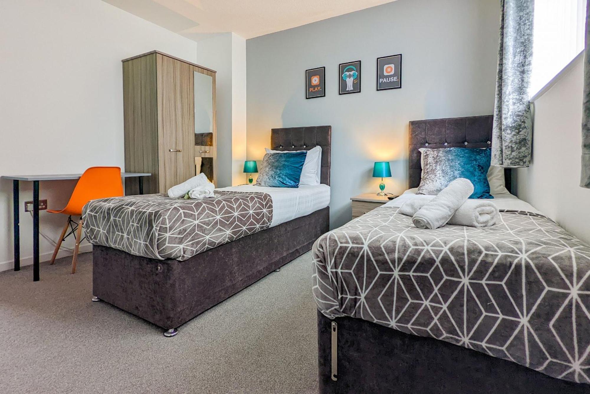 5-Bedroom Contractor House With 10 Beds Free Parking And Free Wifi - Outfield Homes By Your Lettings Short Lets & Serviced Accommodation بيتربرو المظهر الخارجي الصورة